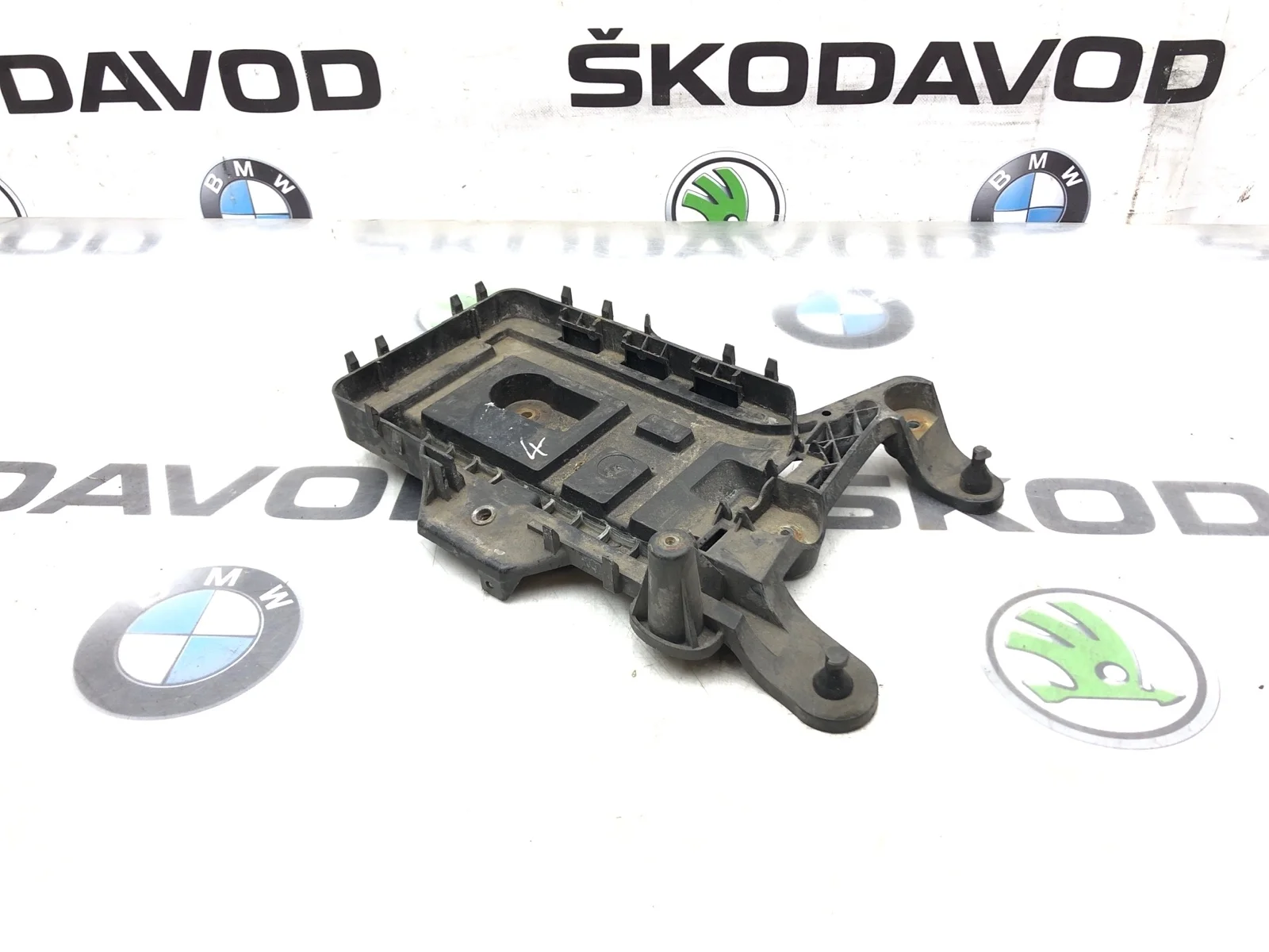 Площадка аккумулятора (АКБ) Skoda Octavia 2011 1K0915333C A5 (1Z) 1.6 BSE