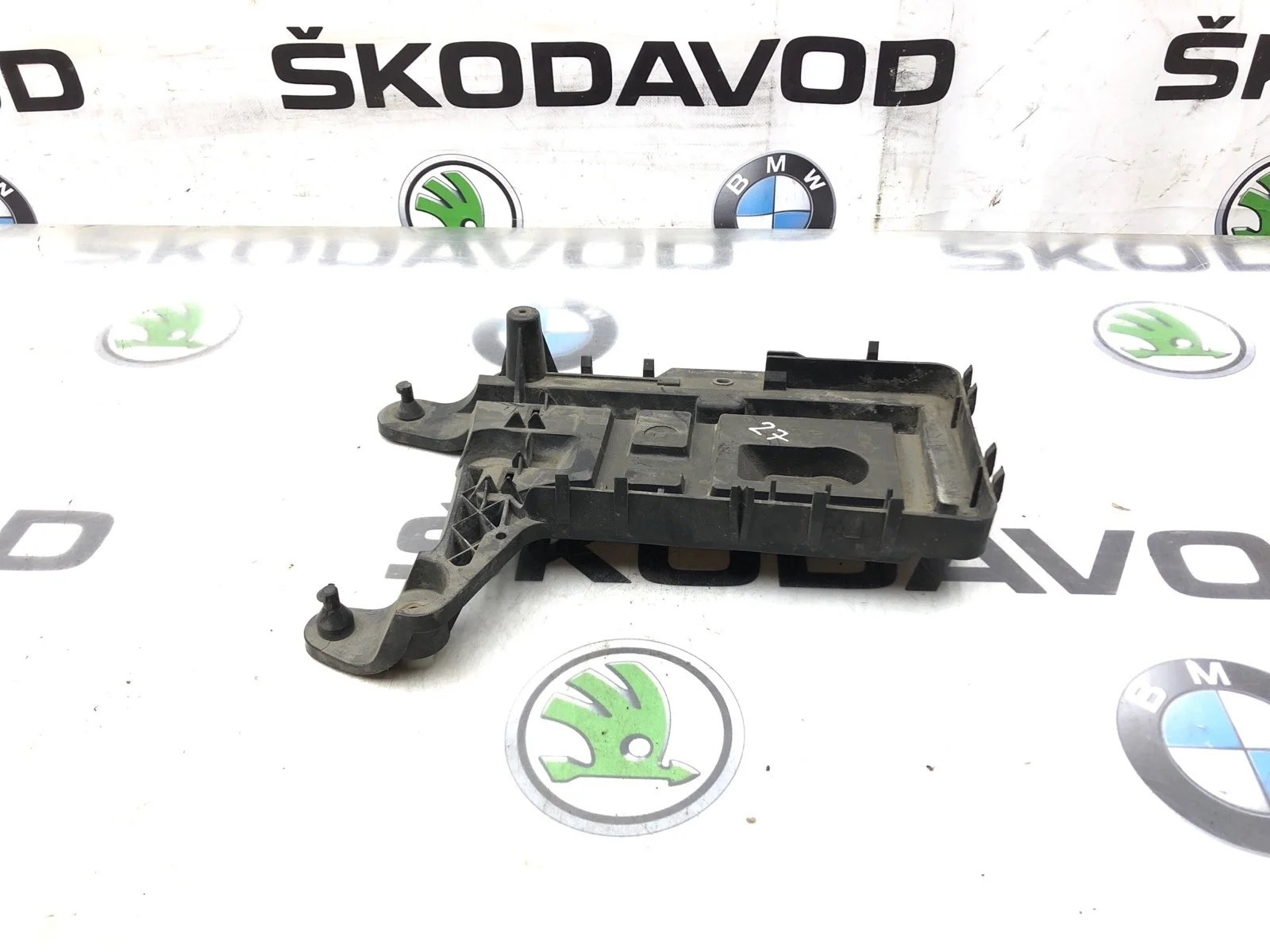 Площадка аккумулятора (АКБ) Skoda Octavia 2011 1K0915333C A5 (1Z) 1.6 BSE