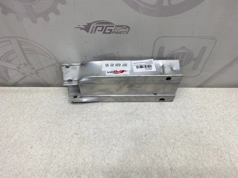 Кронштейн усилителя переднего бампера правый Mercedes-benz C207