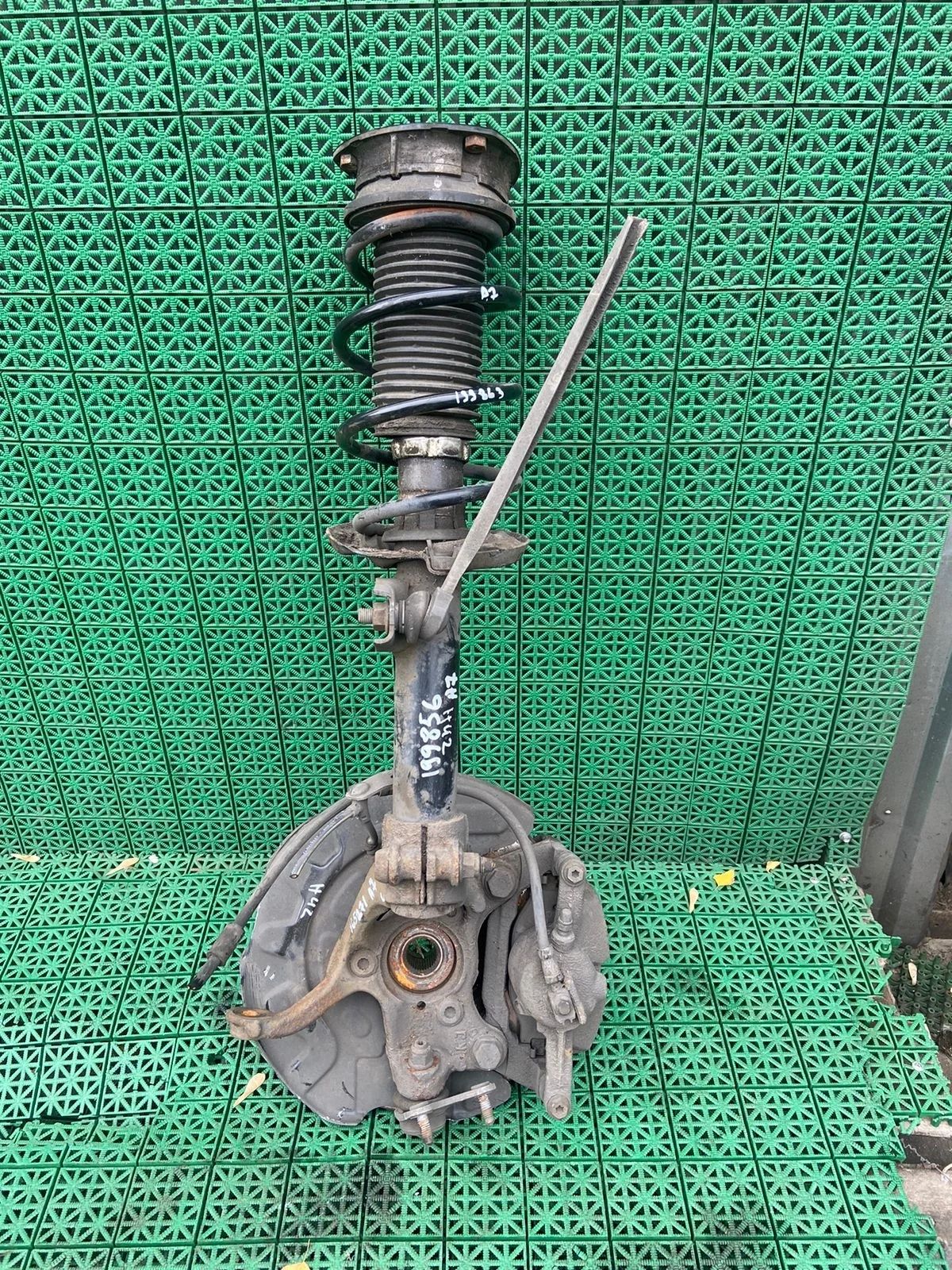 Суппорт тормозной AUDI A3, SKODA OCTAVIA A7, VOLKSWAGEN GOLF 7 2013- передний левый б/у A3(2013-;OCTAVIA A7(2013-;GOLF 7(2013-