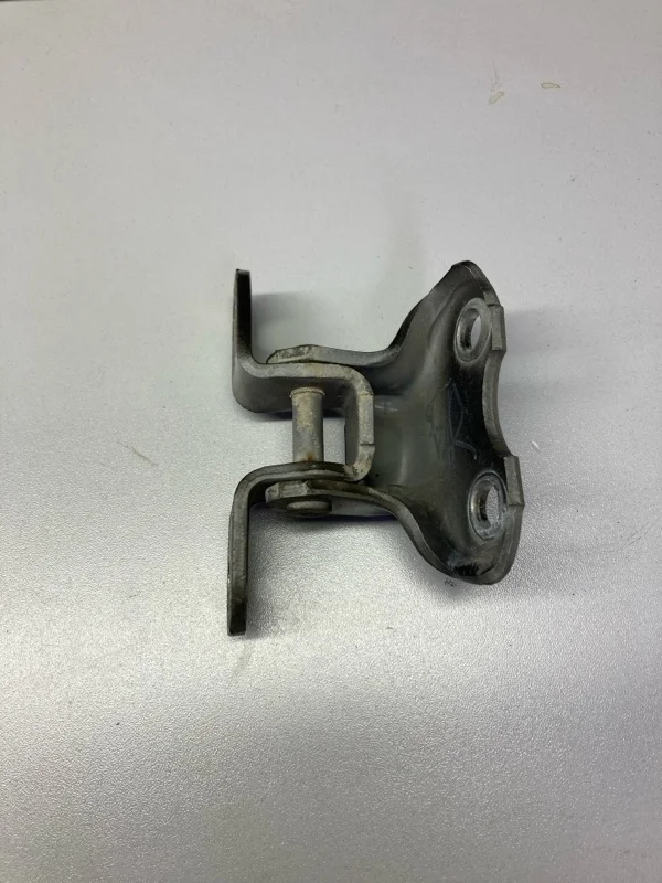 Петля двери передней правой нижняя LEXUS LX570 2016 6873012120 URJ200 3UR-FE 5.7