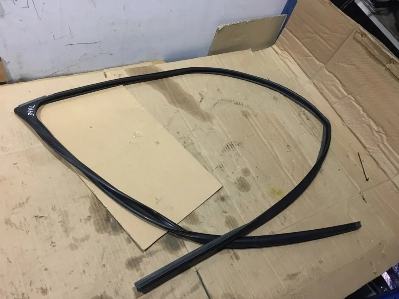 Уплотнитель стекла двери TOYOTA Land Cruiser 2015 6815160060 URJ200 1VD-FTV 4.5, передний левый