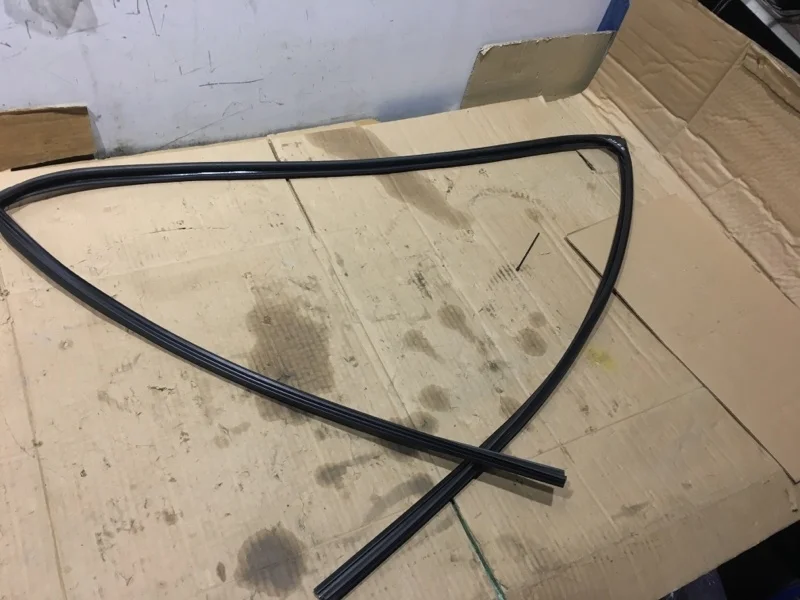 Уплотнитель стекла двери TOYOTA Land Cruiser 2015 6814160070 URJ200 1VD-FTV 4.5, передний правый