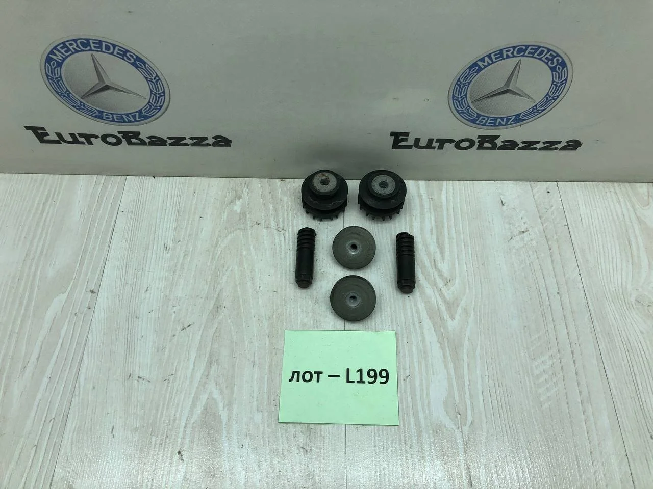 Кронштейн переднего бампера Mercedes W203