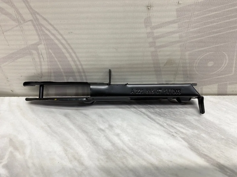 Кронштейн переднего бампера левый Mercedes-benz W221