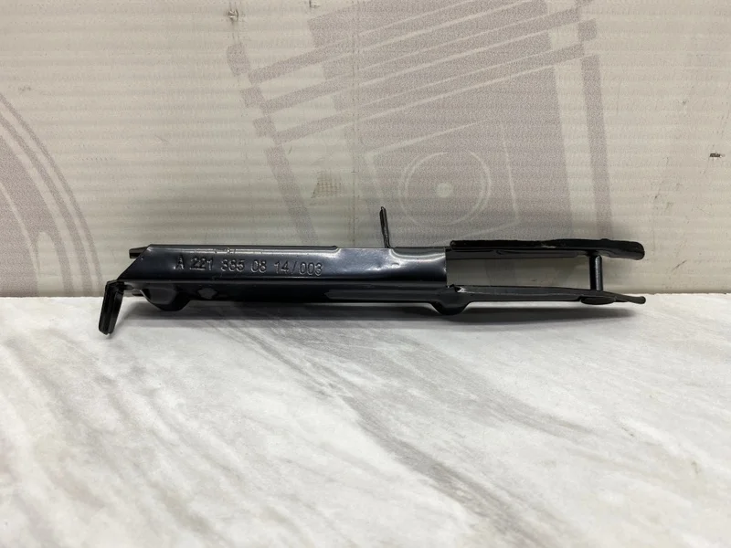 Кронштейн переднего бампера правый Mercedes-benz W221