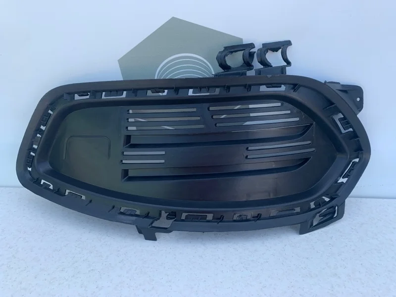 Решетка переднего бампера правая Mercedes-benz CLA C117