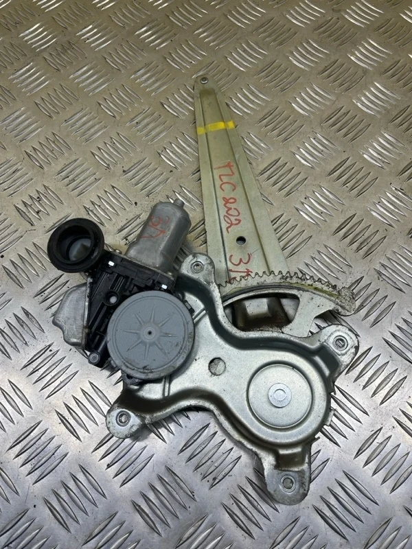 Стеклоподъемник электр. задний левый Toyota Land Cruiser 200 (2008-2021) 2008 6980435080 ВНЕДОРОЖНИК 4.5 D 1VDFTV