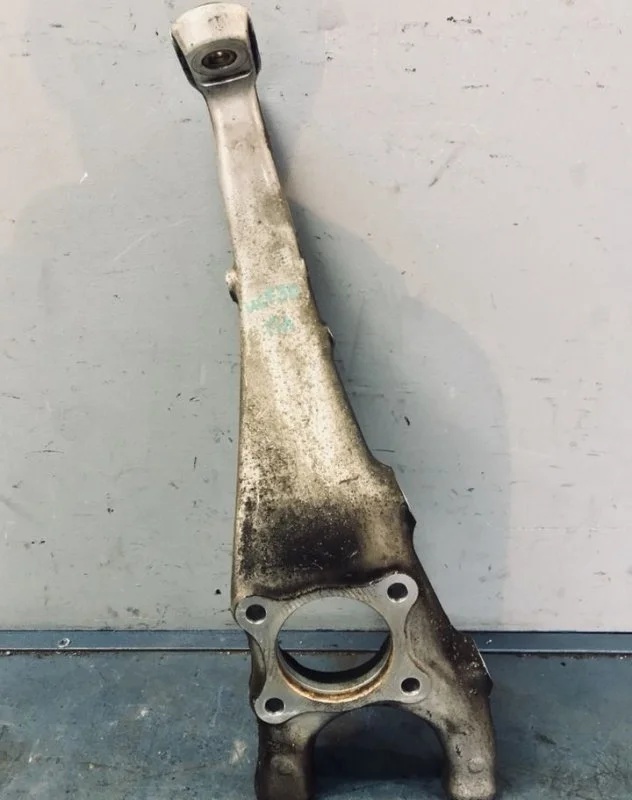 Кулак Lexus LS430 UCF30 UCF31