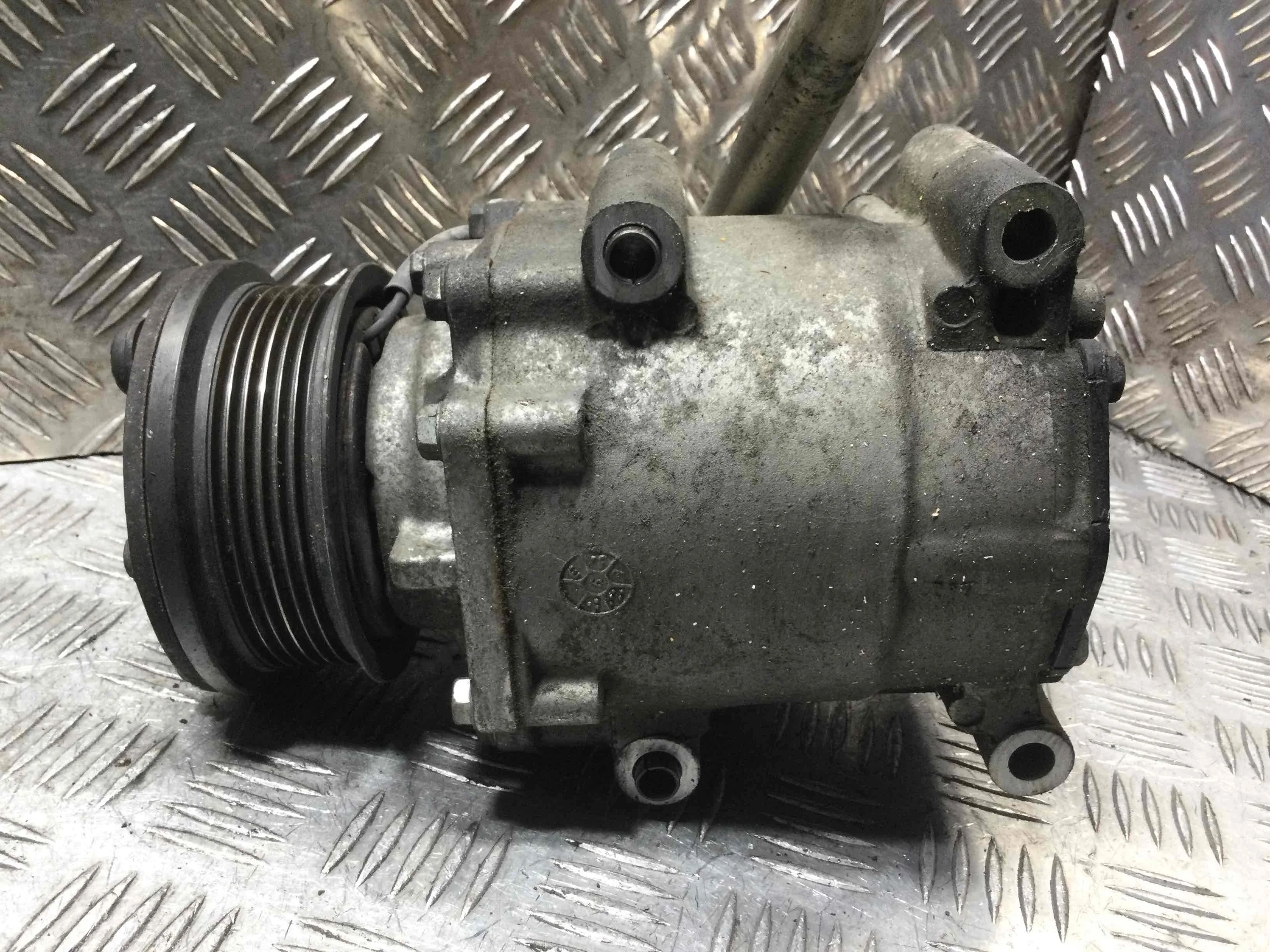 Компрессор кондиционера Ford Fiesta 5 поколение (2001-2007) бензин 1.4 i Механика Х/б