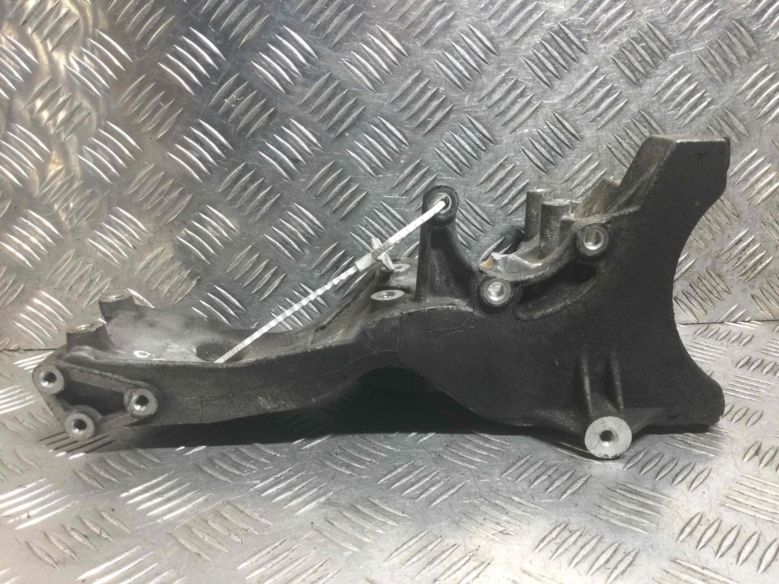 Кронштейн генератора Audi A4 B7 (2004-2008) бензин 1.8 i Механика Х/б