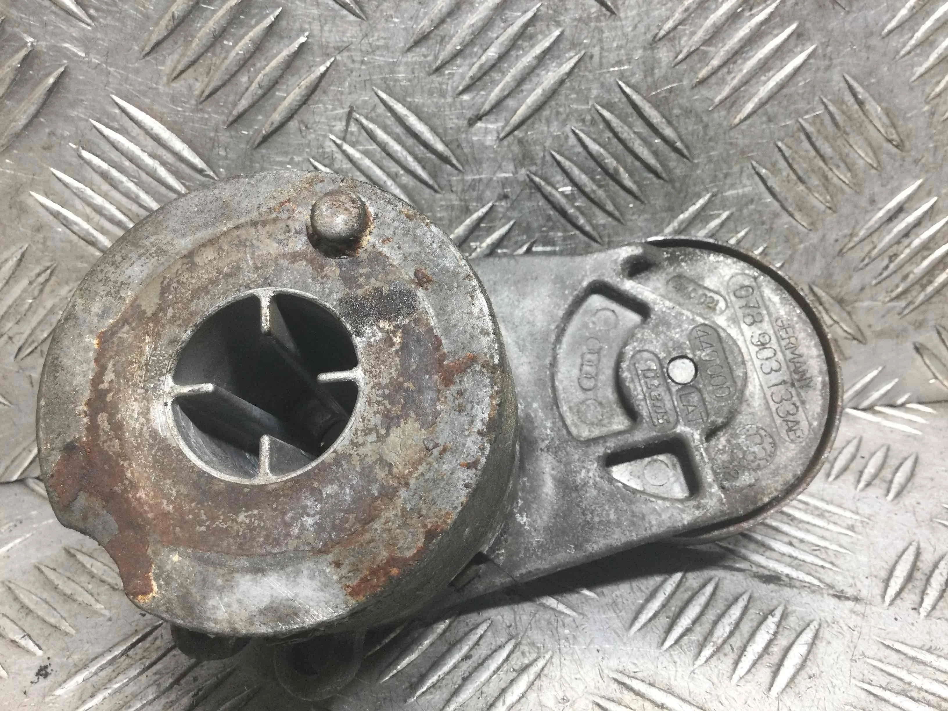 Натяжитель ремня генератора Audi A4 B6 (2000-2005) бензин 2.4 i Вариатор Х/б