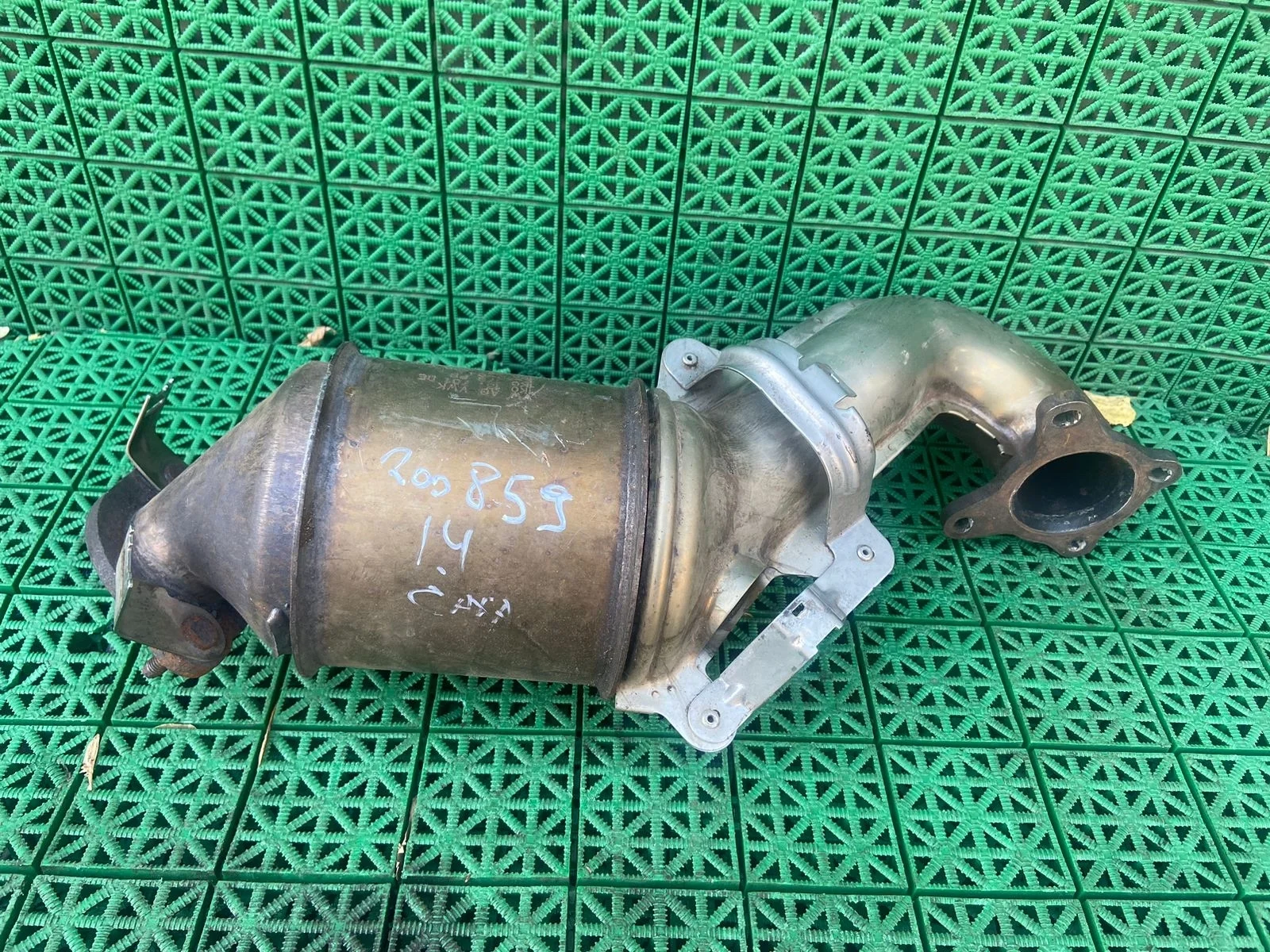 Катализатор AUDI A3, SKODA OCTAVIA 1Z, VOLKSWAGEN GOLF 6 1,4 CAXA 2009- б/у A3(2004-2013);OCTAVIA 1Z(2004-2012);GOLF 5(2004-2009);JETTA 5(2005-2009);TOURAN(2003-2010)