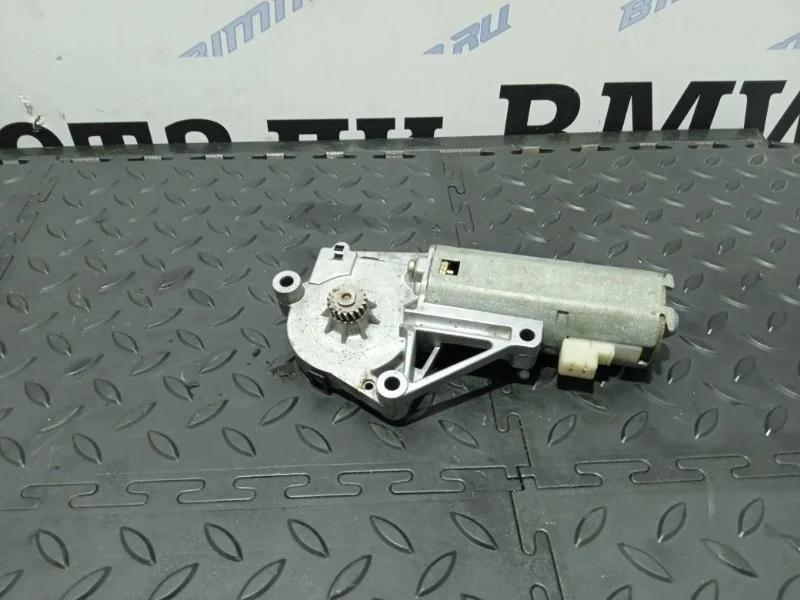 Моторчик люка BMW X5 67618377939 E53