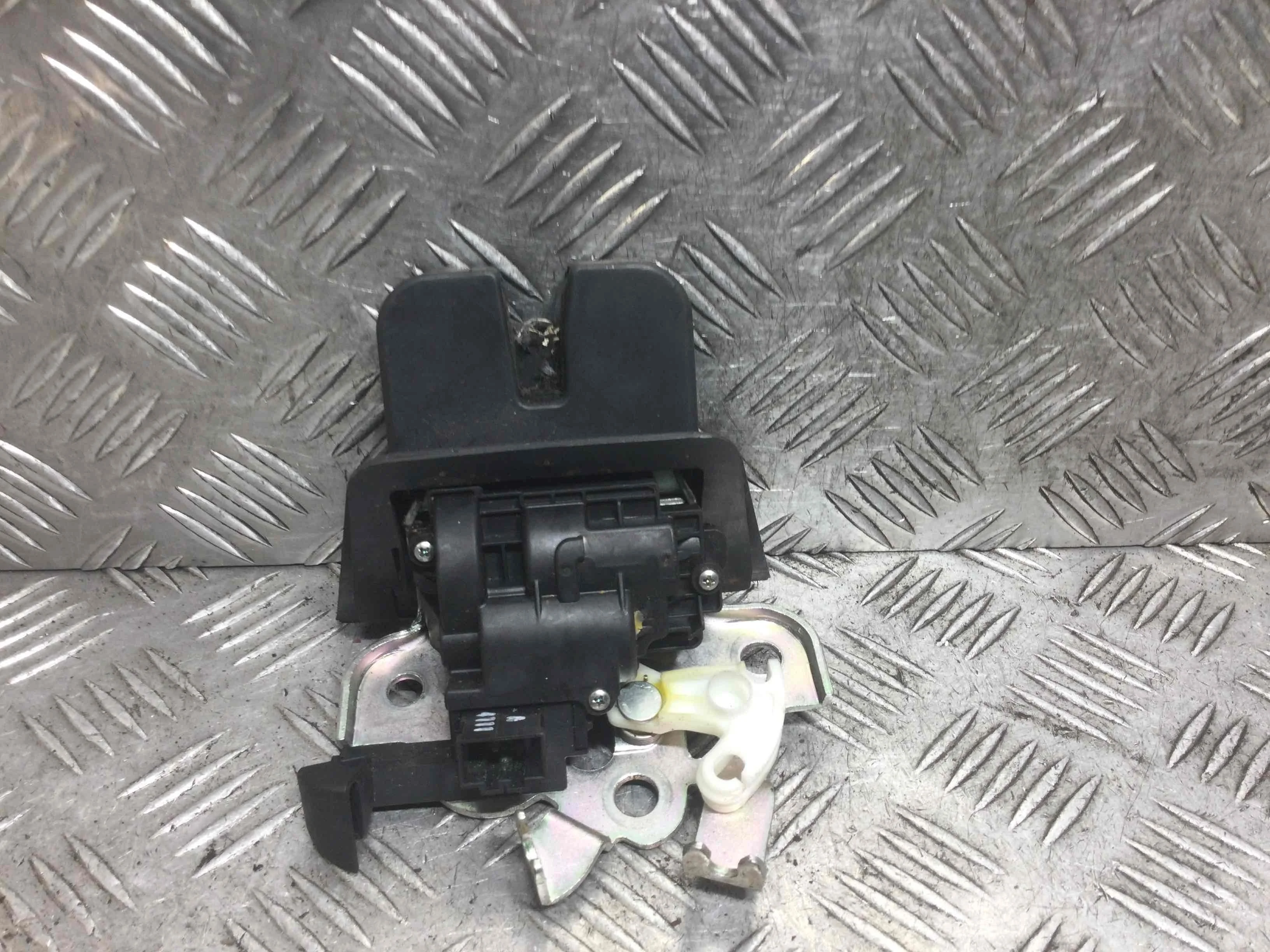 Замок багажника Audi A4 B8/8K (2007-2011) дизель 2.0 TDI Механика Универсал