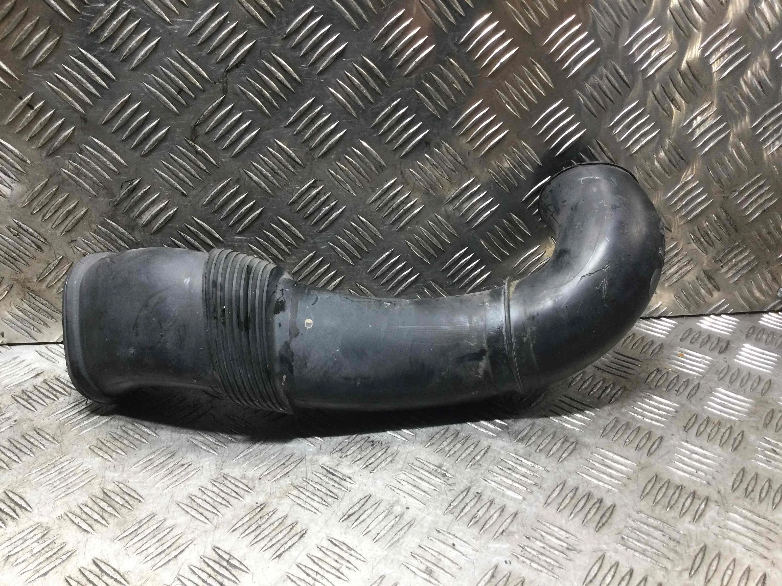 Патрубок воздушного фильтра Volkswagen Touareg 1 поколение 2002-2007 дизель 2.5 TDI Автомат Внедорожник