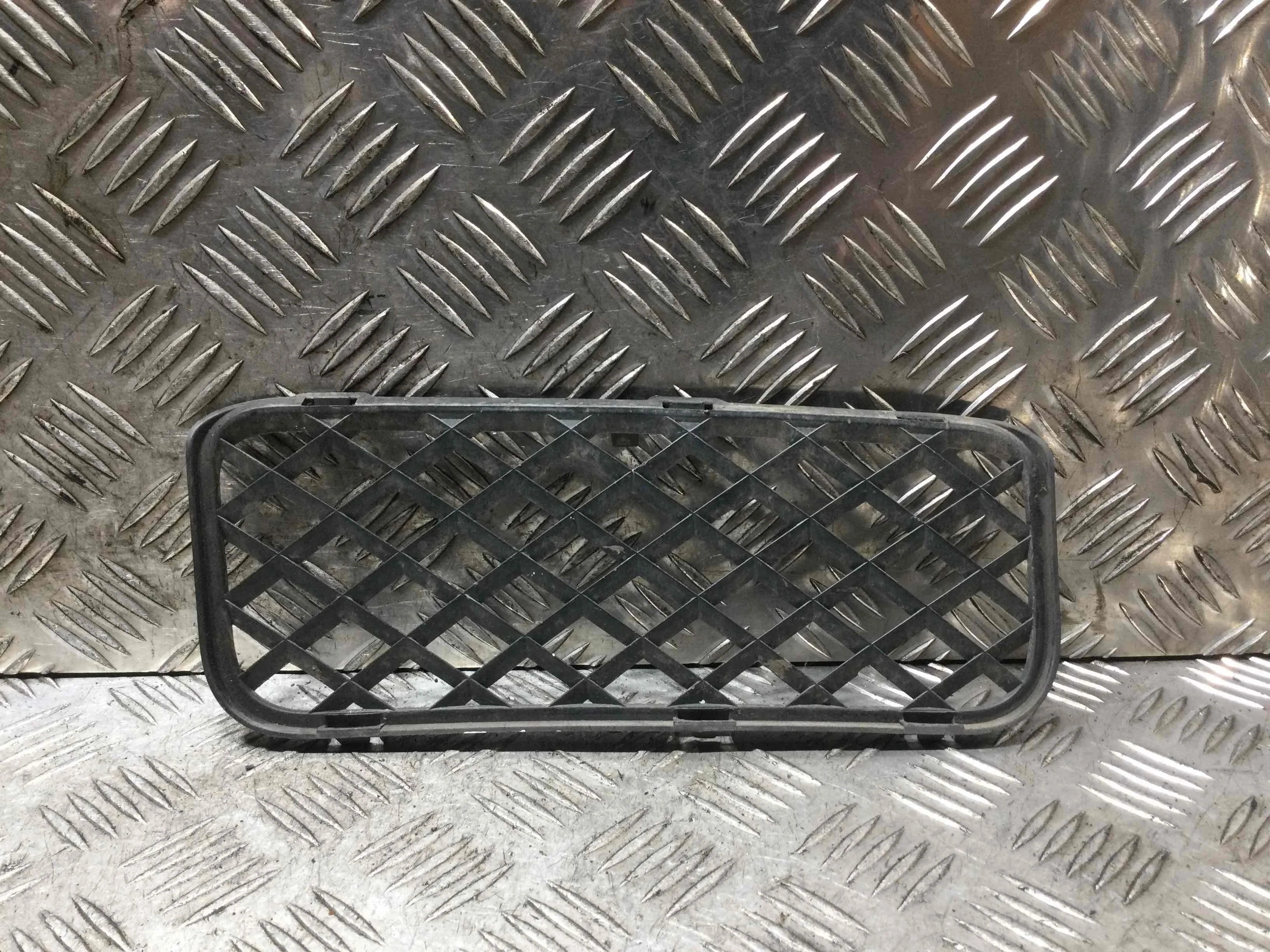 Заглушка (решетка) в бампер передний Volkswagen Touareg 1 поколение 2002-2007 дизель 2.5 TDI Автомат Внедорожник