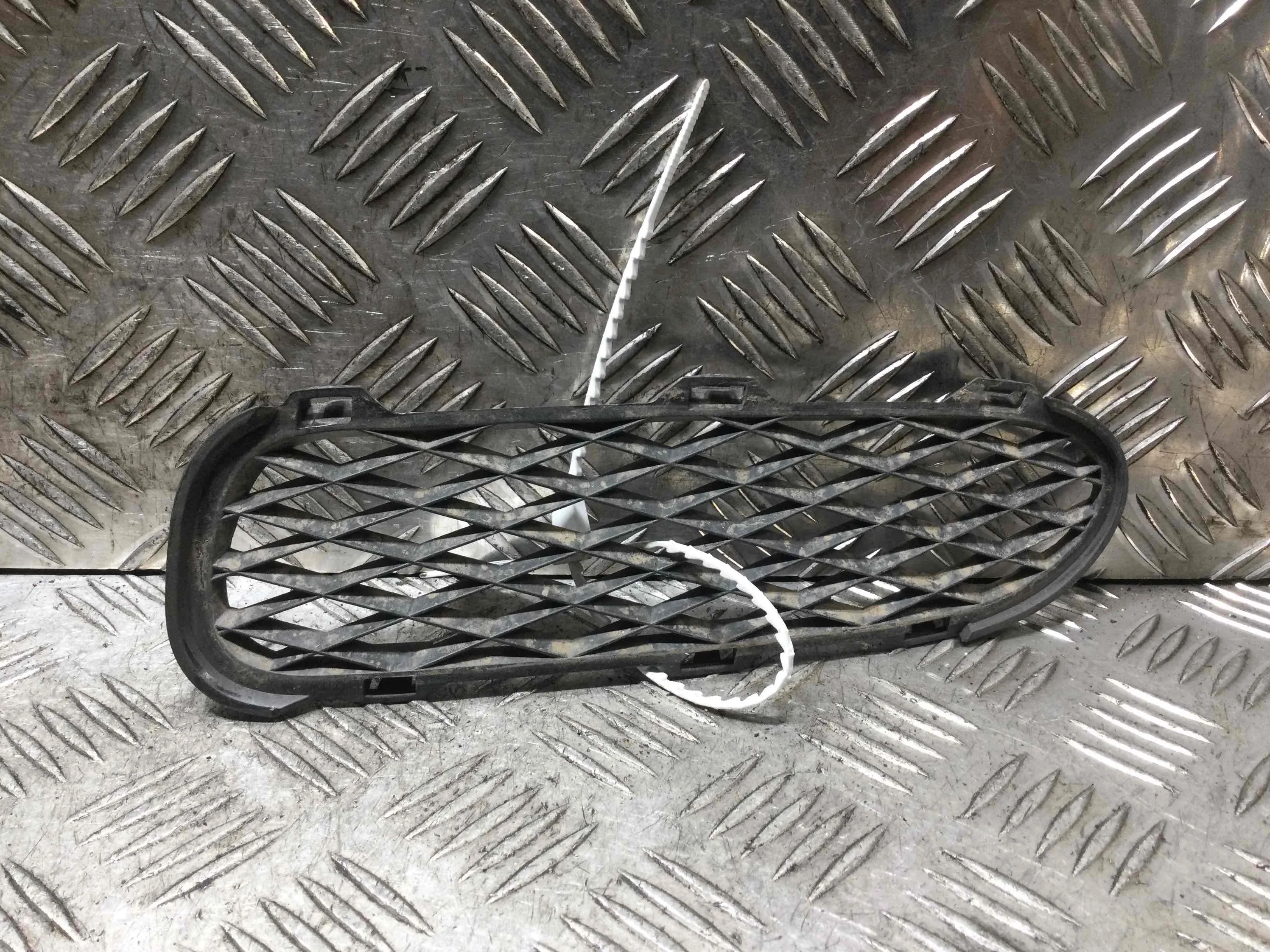 Заглушка (решетка) в бампер передний Volkswagen Touareg 1 поколение 2002-2007 дизель 2.5 TDI Автомат Внедорожник