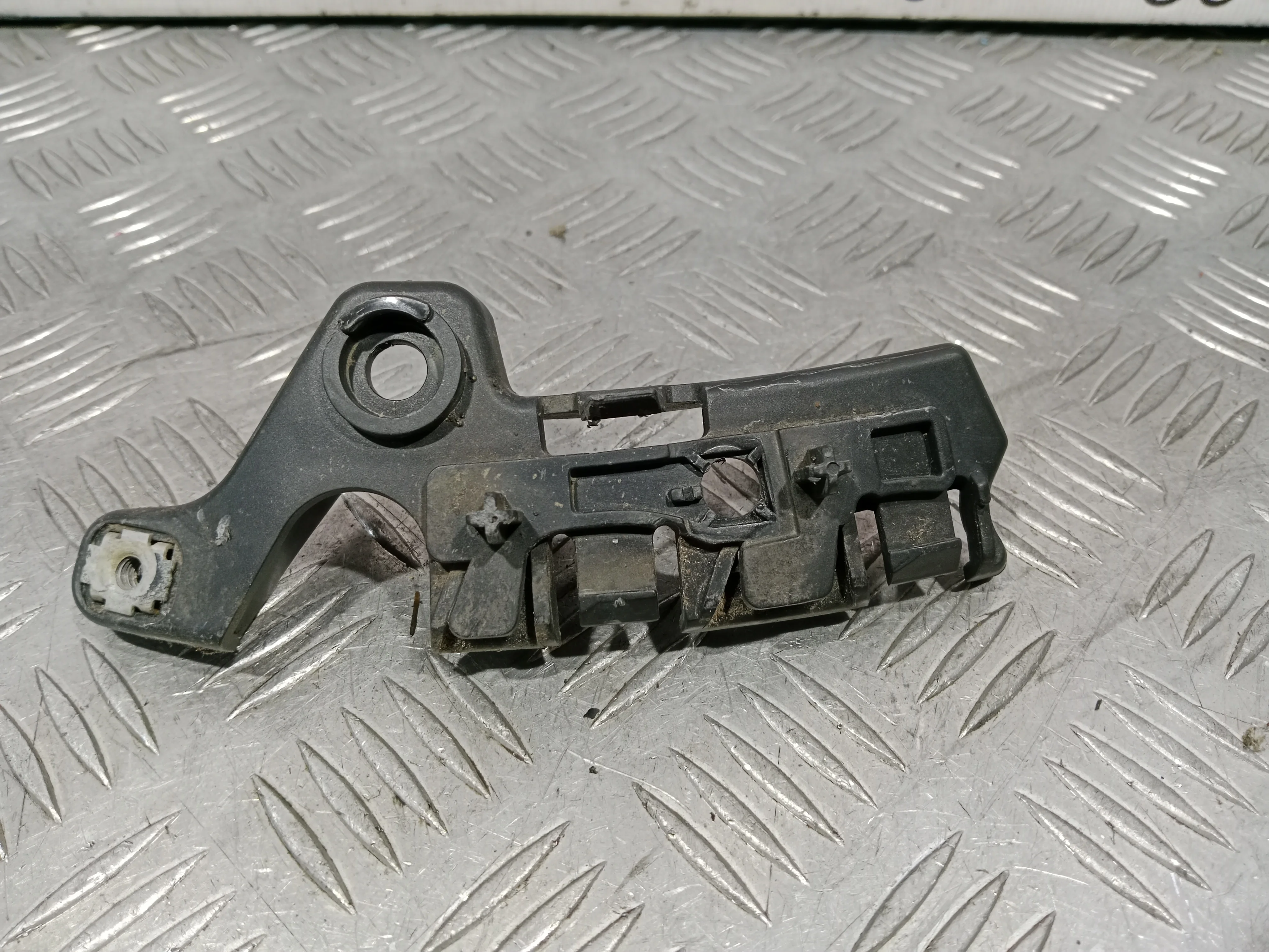 [ЧАСТЬ Б/У] Кронштейн переднего бампера Renault Megane - Правый кронштейн [Код: 00409491 ]