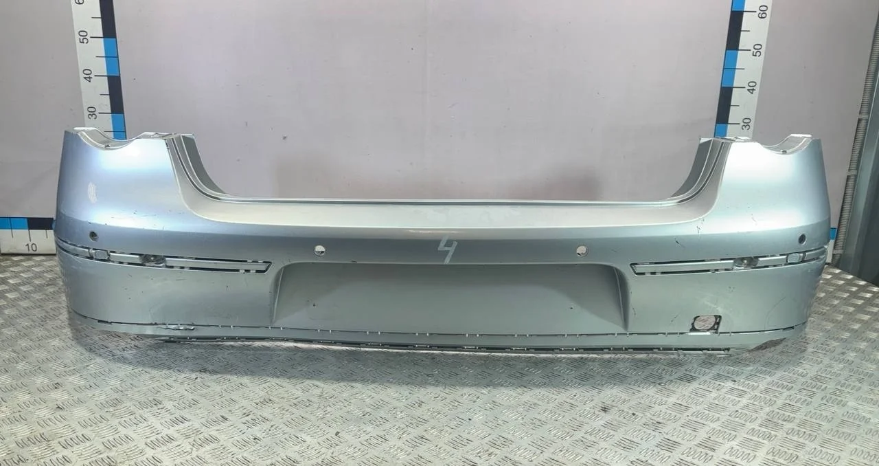 [Б/У] Бампер задний (под парктрон / седан) VW Passat (B6) 2005-2010 - разрыв на нижней кромке крепления спойлера 10см [Незначительные дефекты] [Код: 00511722 ]