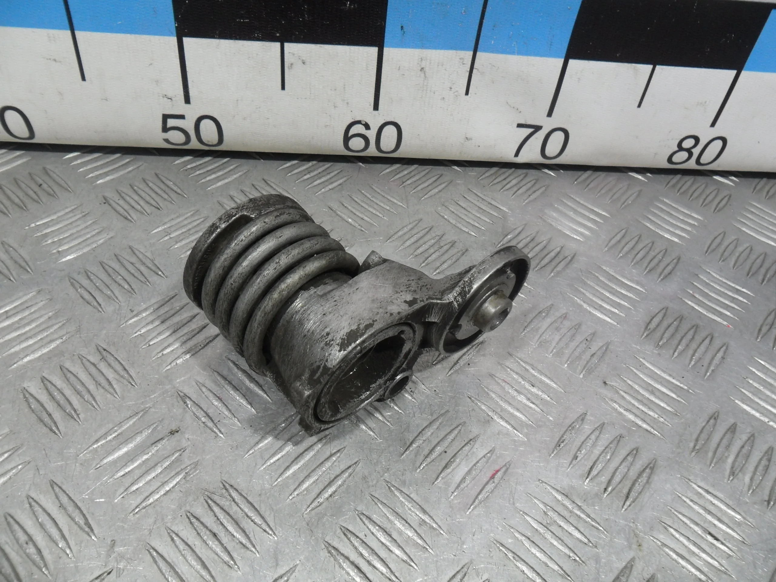 [ЧАСТЬ Б/У] Ролик-натяжитель Fabia Polo Ibiza Cordoba - Без ролика [Код: 00385330 ]