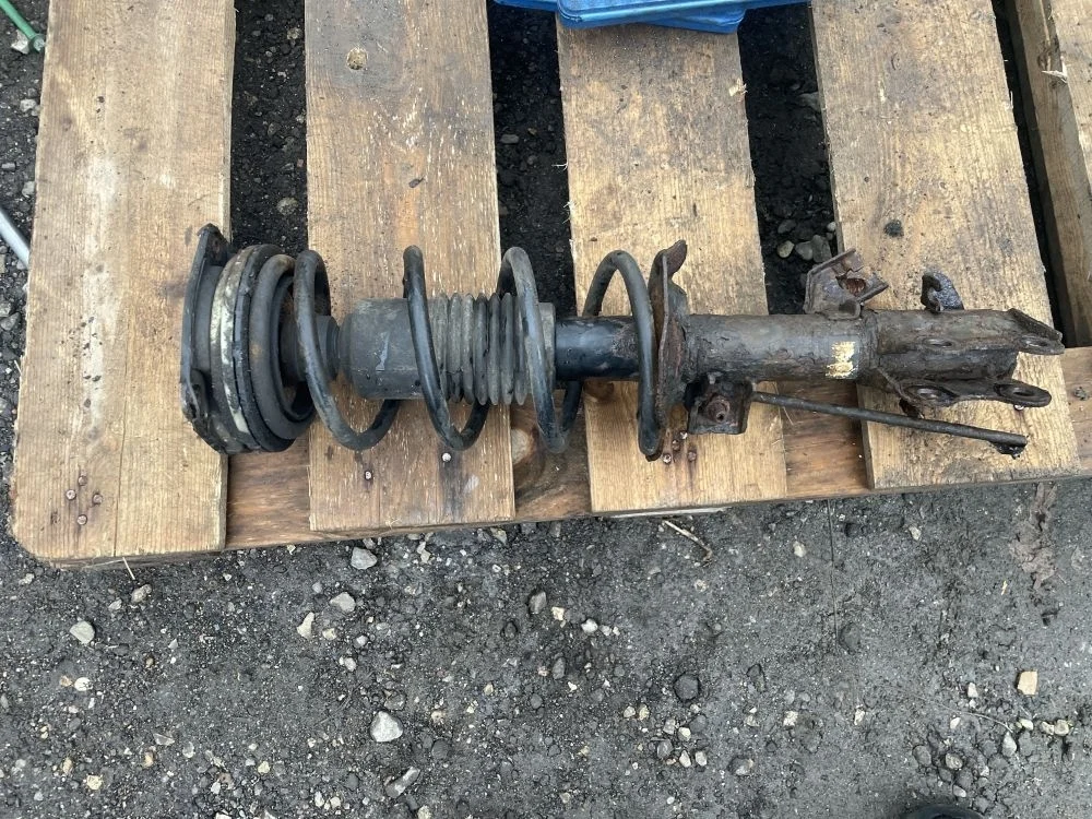 стойка передняя правая nissan tiida C11