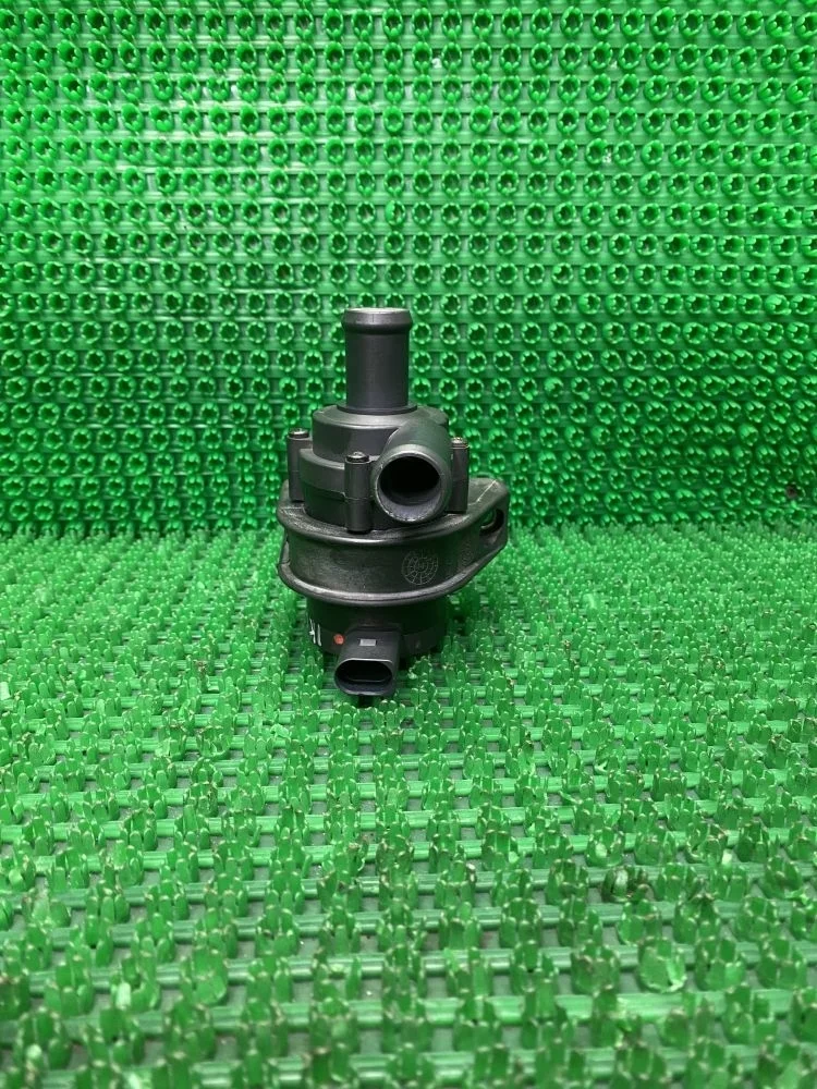 Насос водяной (помпа) дополнительная 1K0965561L Octavia II рестайлинг (2008—2013) В наличии