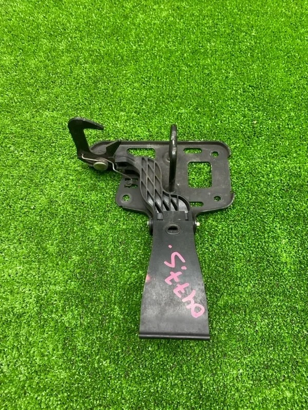 Крюк замка капота Audi a4 2013 8T0823480 B8 CDN