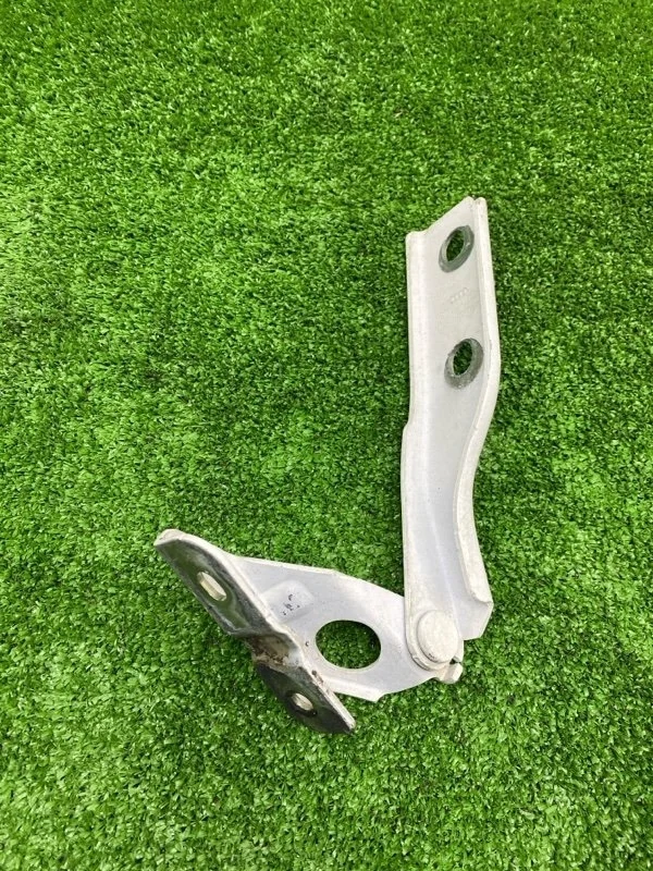 Петля капота правая Audi A3 2008 8P0823302B 8P CDA