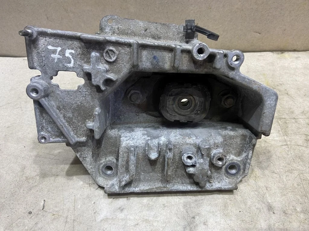 Опора двигателя левая Nissan Juke F15