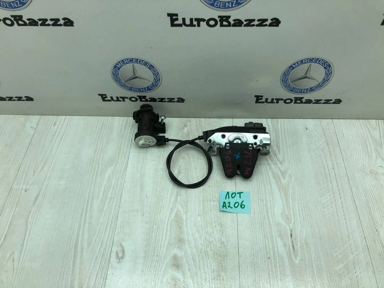 Замок крышки багажника Mercedes W212