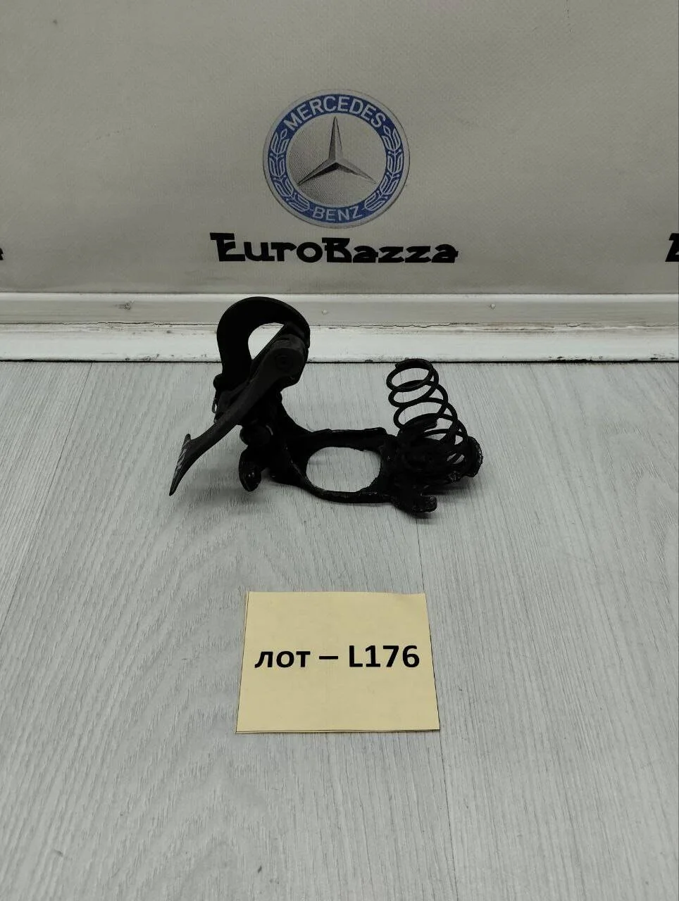 Замок капота Mercedes W202