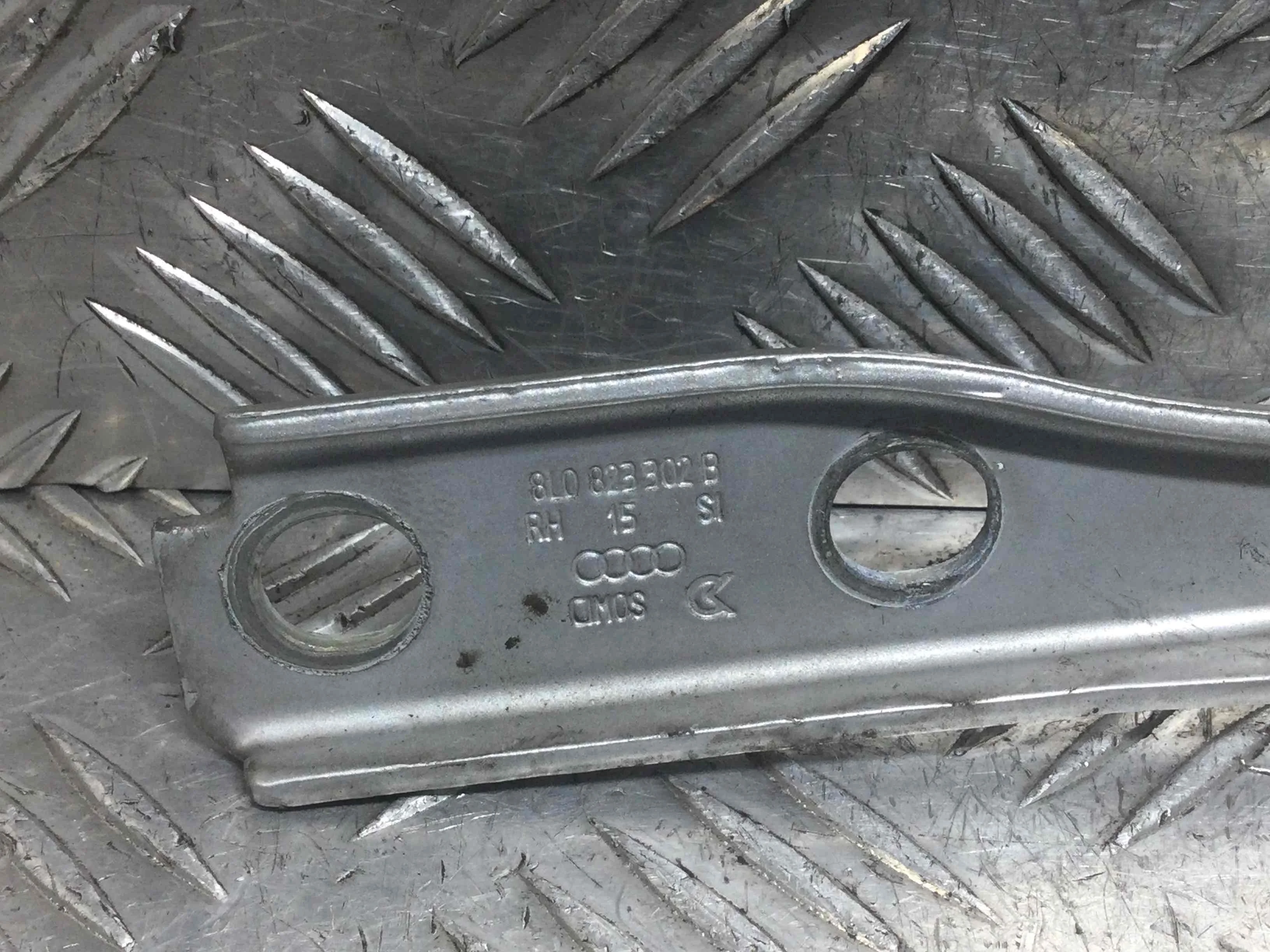 Петля капота правая Audi A3 8L (1996-2000) дизель 1.9 TDI Механика Х/б