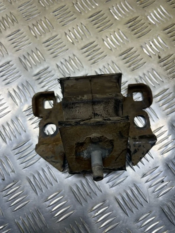 Подушка крепления двигателя Nissan Navara (D40) 2004-2015 2010 11220EB300 ПИКАП 2.5 D YD25DDTI