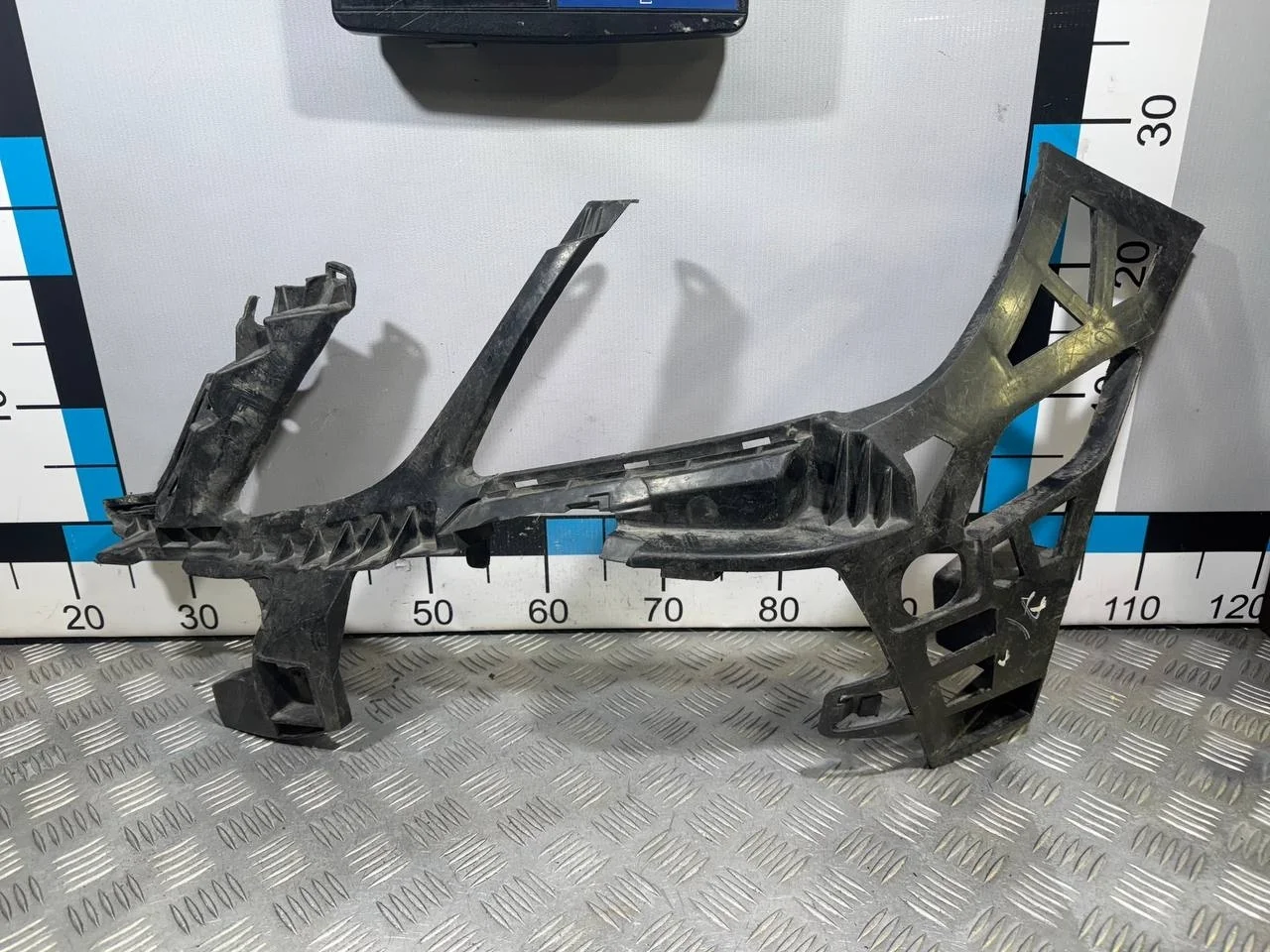 [Б/У] Кронштейн переднего бампера левый Mercedes W212 - треснуто одно верхнее крепление [Незначительные дефекты] [Код: 00514895 ]