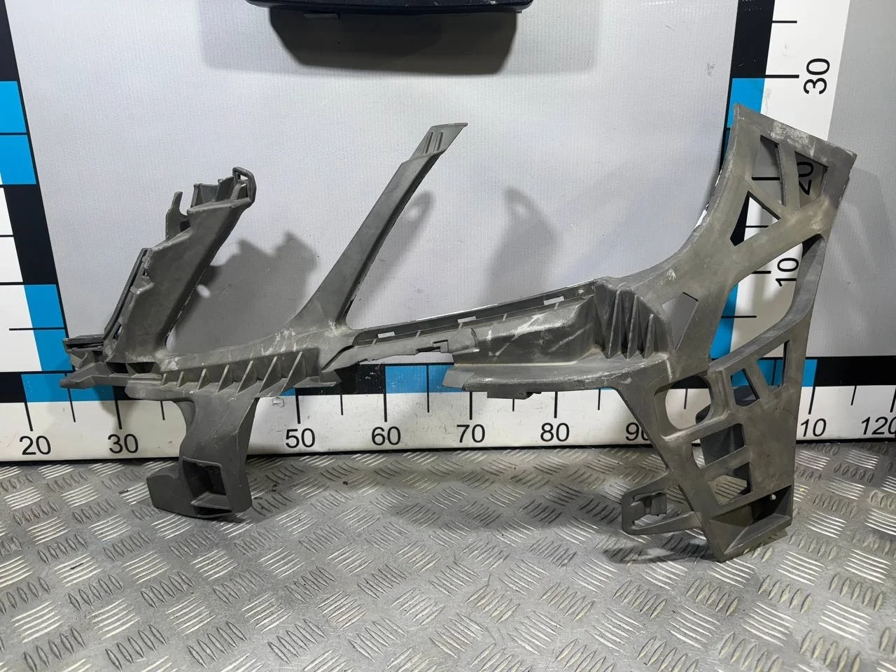 [Б/У] Кронштейн переднего бампера левый Mercedes W212 - треснуто одно верхнее крепление [Незначительные дефекты] [Код: 00514925 ]