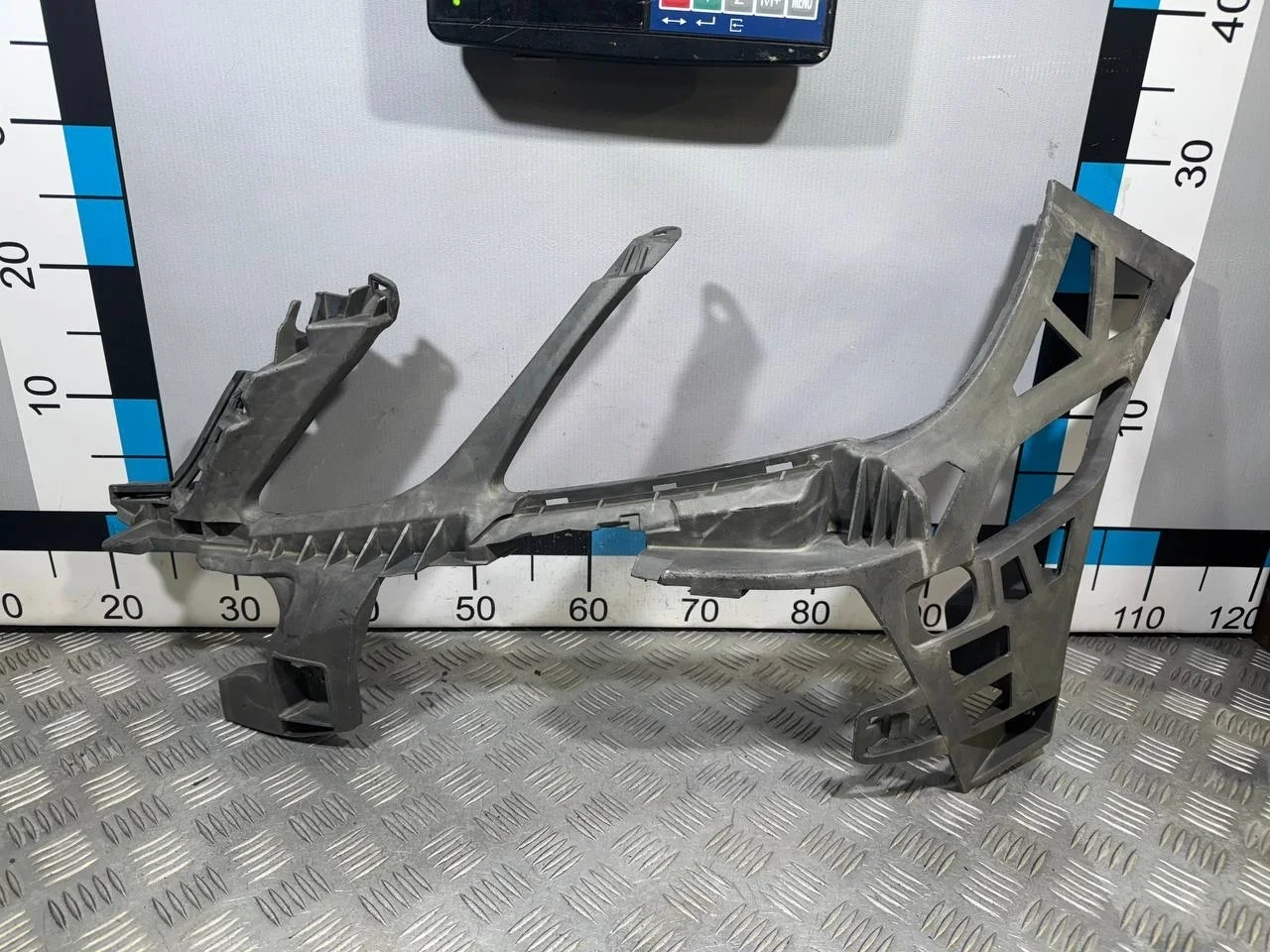 [Б/У] Кронштейн переднего бампера левый Mercedes W212 - треснуто одно верхнее крепление, трещина в передней части, дефект крепления нижнего [Незначительные дефекты] [Код: 00514927 ]