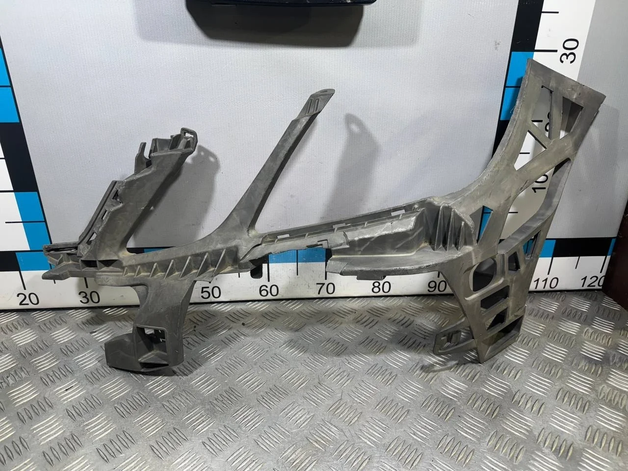 [Б/У] Кронштейн переднего бампера левый Mercedes W212 [Код: 00514931 ]