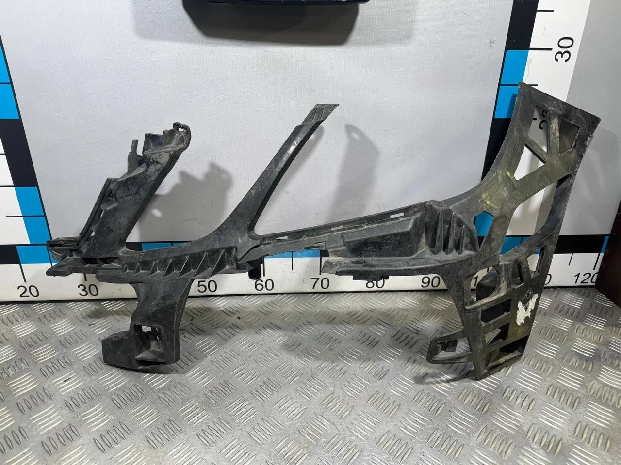 [Б/У] Кронштейн переднего бампера левый Mercedes W212 - треснуто одно верхнее крепление [Незначительные дефекты] [Код: 00514932 ]