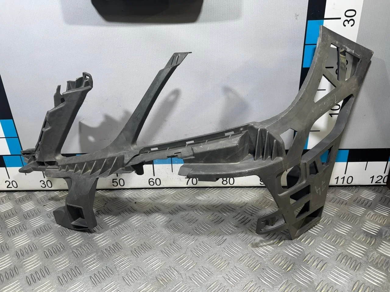 [Б/У] Кронштейн переднего бампера левый Mercedes W212 - треснуто одно верхнее крепление [Незначительные дефекты] [Код: 00514946 ]