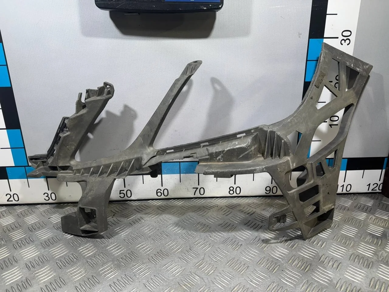 [Б/У] Кронштейн переднего бампера левый Mercedes W212 [Код: 00514947 ]