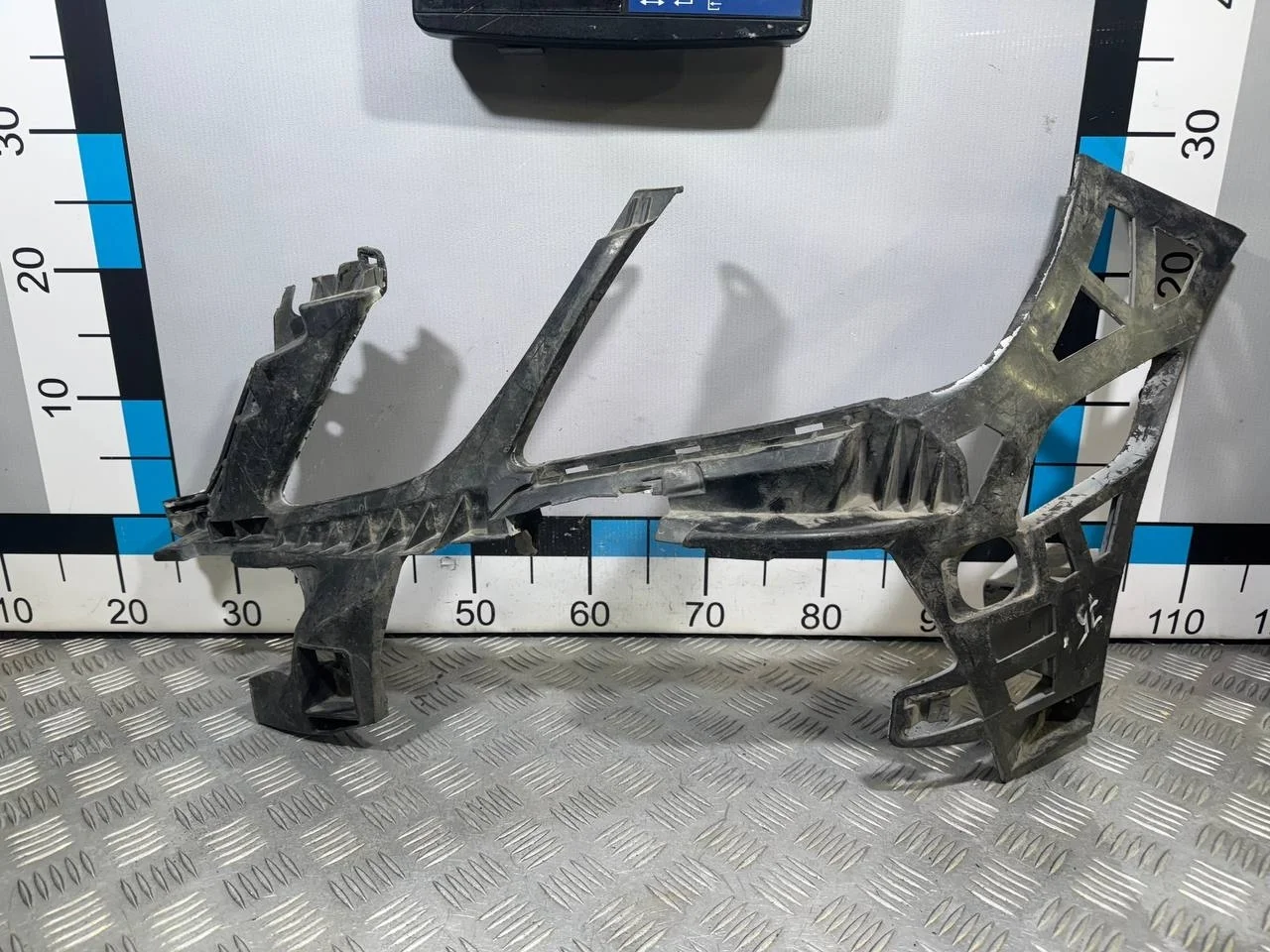 [Б/У] Кронштейн переднего бампера левый Mercedes W212 - треснуто одно верхнее крепление [Незначительные дефекты] [Код: 00514957 ]