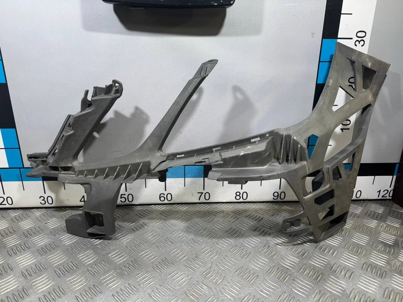 [Б/У] Кронштейн переднего бампера левый Mercedes W212 [Код: 00514958 ]