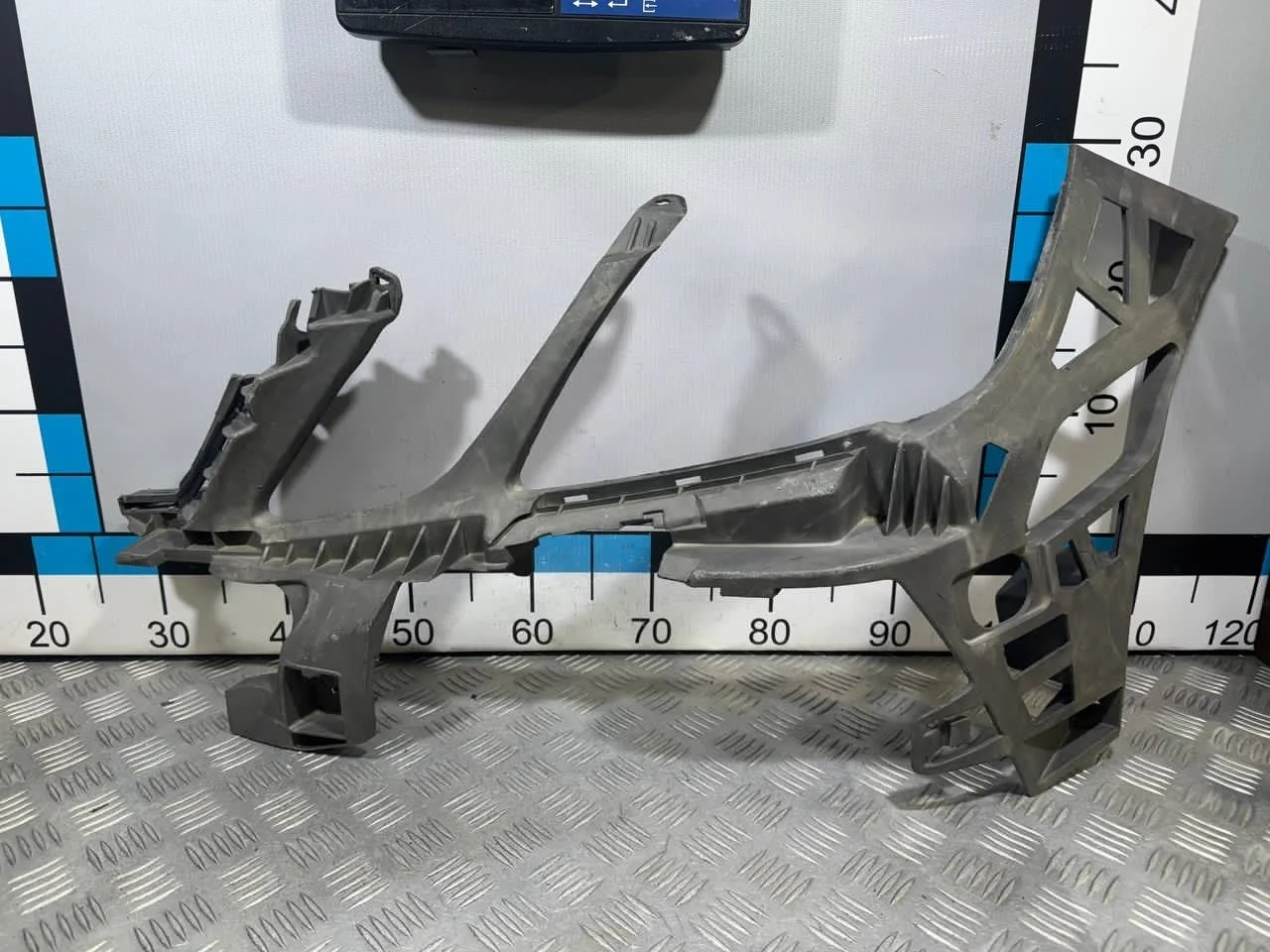 [Б/У] Кронштейн переднего бампера левый Mercedes W212 [Код: 00514963 ]