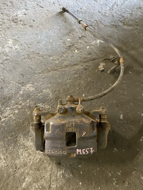 Суппорт передний правый Mitsubishi L200 (2006-2015) 2008 4605A202 2.5 D 4D56