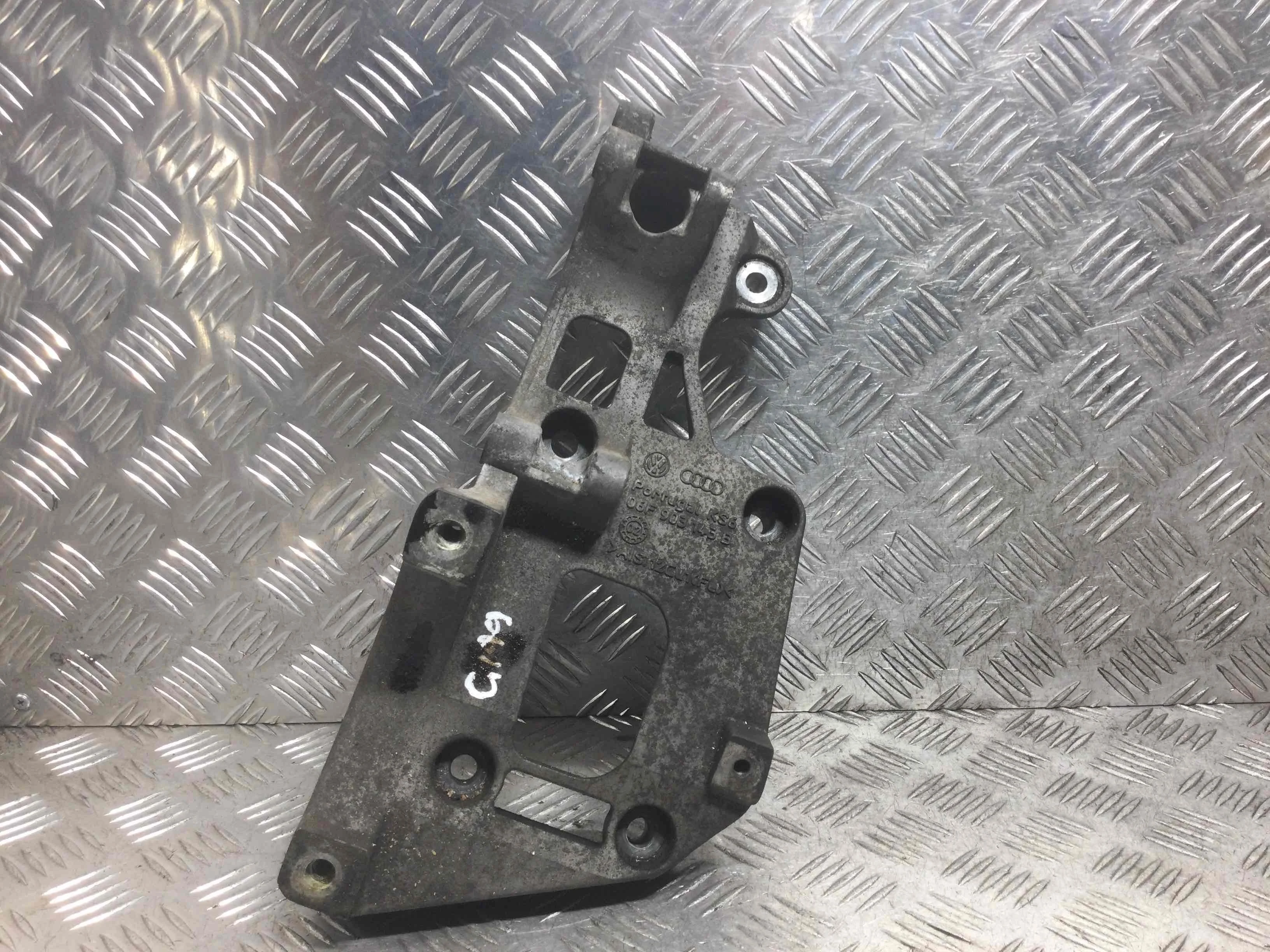 Кронштейн генератора Volkswagen Golf 5 поколение (2004-2009) бензин 2.0 TFSI Механика Х/б