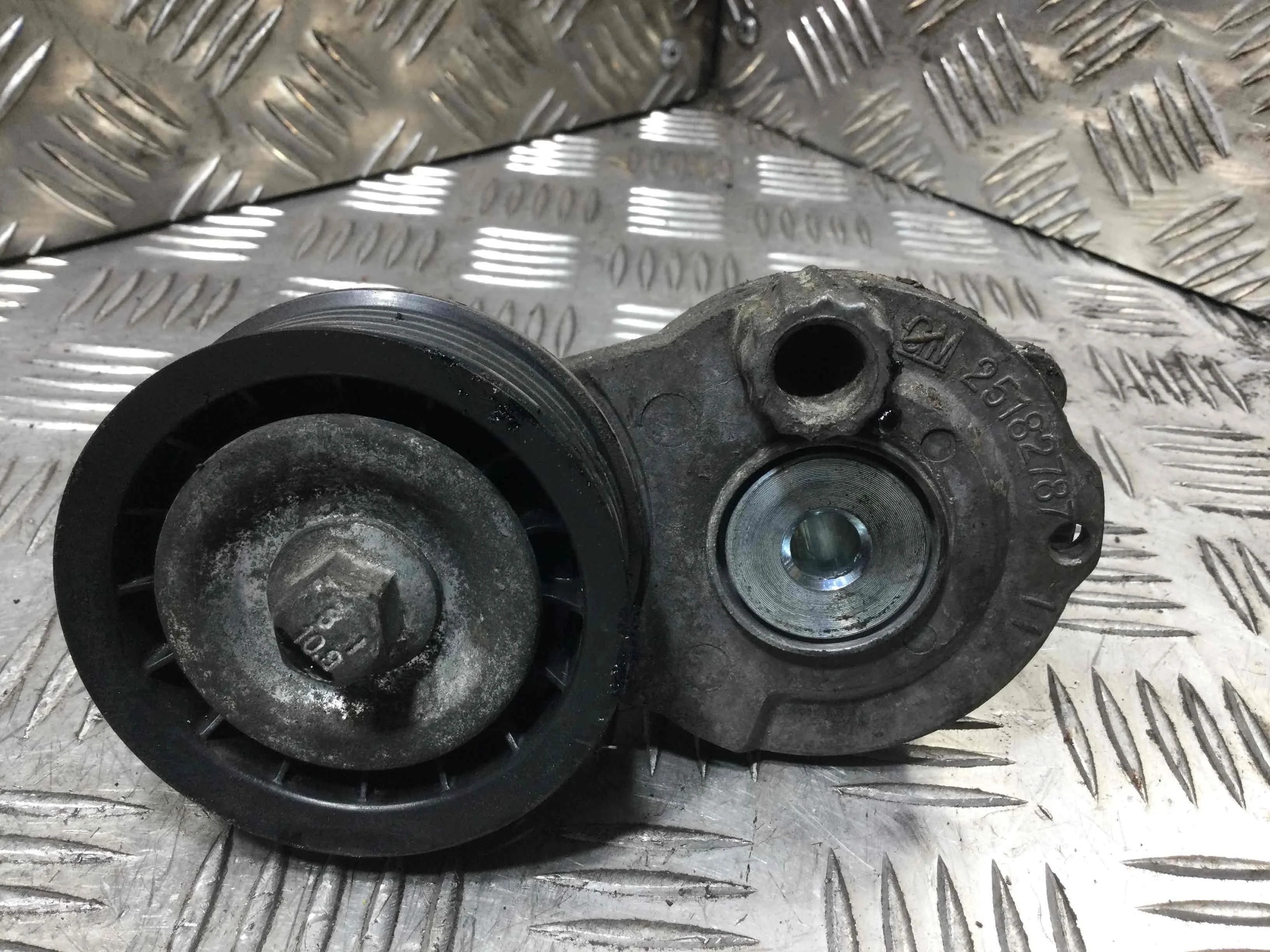 Натяжитель ремня генератора Opel Antara 1 поколение (2006-2011) дизель 2.2 CDI Автомат