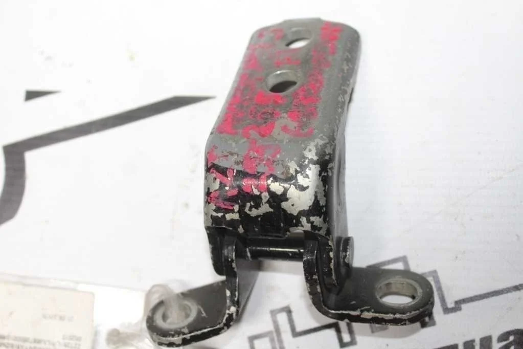 ПЕТЛЯ ДВЕРИ TOYOTA ПЕРЕД ЛЕВО ВЕРХ 687200D010