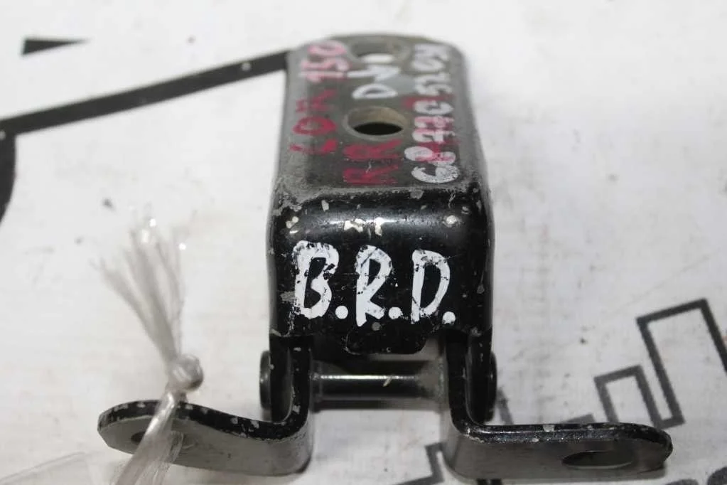 ПЕТЛЯ ДВЕРИ TOYOTA LEXUS DAIHATSU ЗАД ПРАВО НИЗ 6877005020