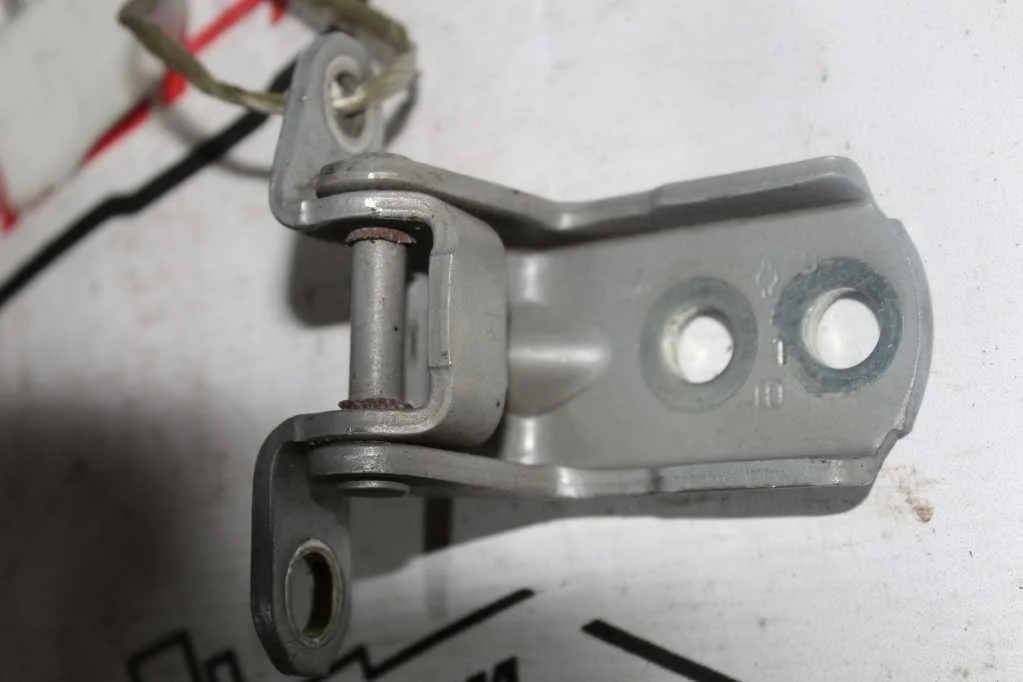 ПЕТЛЯ ДВЕРИ NISSAN SUZUKI ... QUEST ROGUE SENTRA SERENA SYLPHY TEANA TIIDA X-TRAIL ... TNJ31 TNT31 TNU31 TNZ51 TU31 TZ50 TZ51 Z51 ПЕРЕДНИЕ ЛЕВЫЕ НИЖНИЕ 824214P000